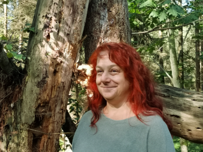 Jackelien Cerrone in het bos
