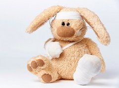 een knuffelkonijn met een jeugdtrauma, hij zit vol pleisters en verband