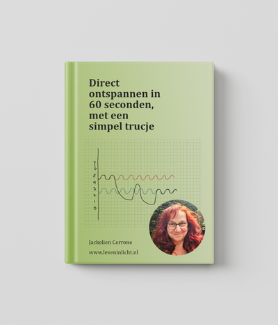 Het boek: Lichtgroen met de titel erop, een foto van auteur Jackelien Cerrone, en een dalend lijntje dat aangeeft dat de spanning daalt.