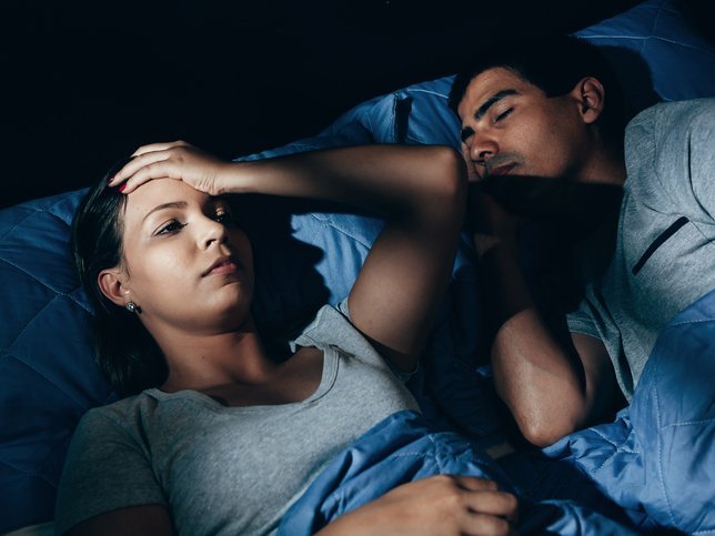 Een vrouw met een grote aura kan niet slapen omdat haar man in haar aura ligt