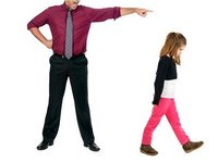 Een boze vader wijst naar de deur, zijn dochtertje loopt die kant op, met hangend hoofd