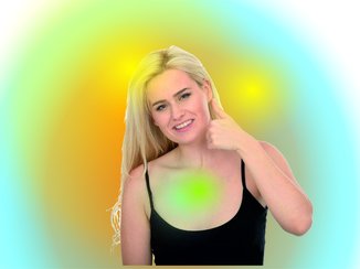 Een vrouw steekt haar duim omhoog, maar haar ogen kijken niet blij. Haar energieveld is helder, met lichte en vrolijke kleuren. Haar hartchakra is helder lichtgroen.