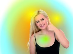 Een vrouw steekt haar duim omhoog, maar haar ogen kijken niet blij. Haar energieveld is helder, met lichte en vrolijke kleuren. Haar hartchakra is helder lichtgroen.