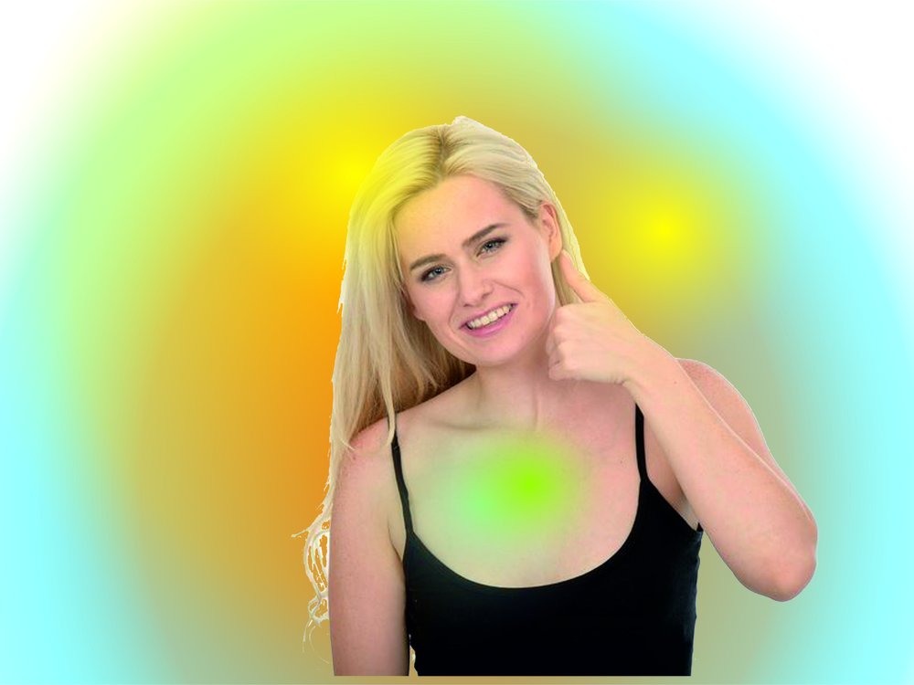 Een vrouw steekt haar duim omhoog, maar haar ogen kijken niet blij. Haar energieveld is helder, met lichte en vrolijke kleuren. Haar hartchakra is helder lichtgroen.