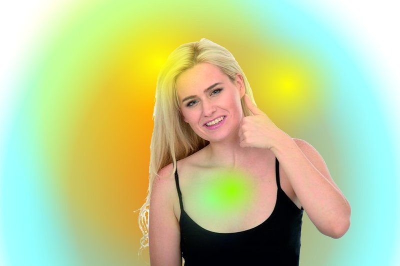 Een vrouw steekt haar duim omhoog, maar haar ogen kijken niet blij. Haar energieveld is helder, met lichte en vrolijke kleuren. Haar hartchakra is helder lichtgroen.