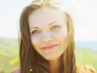 Een vrouw staat buiten te genieten, ze voelt zich helemaal zichzelf ondanks haar opvoeding