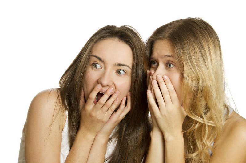 Twee vrouwen houden hun handen verschrikt voor hun mond.