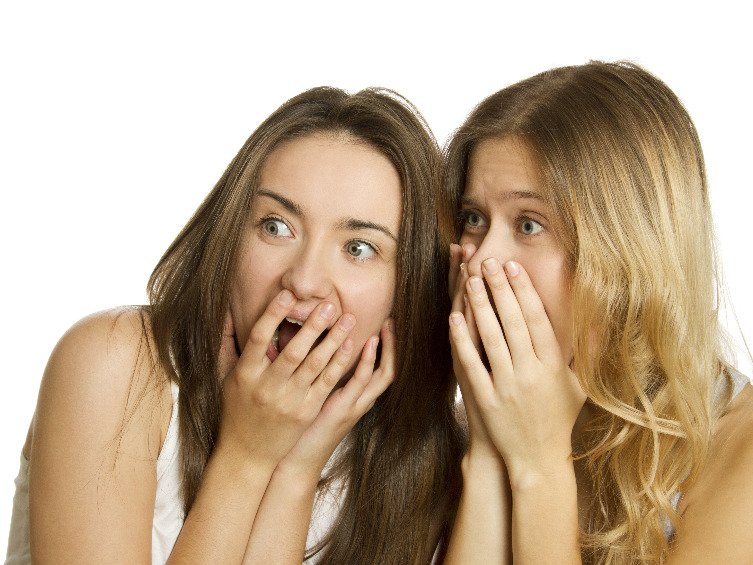 Twee vrouwen houden hun handen verschrikt voor hun mond.
