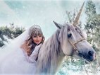 Een vrouw met een slecht zelfbeeld wacht in bruidsjurk op de ideale vriend, op een witte eenhoorn, in de sneeuw. 