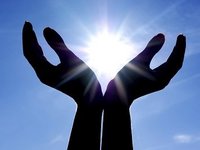 Twee handen dragen een lichtgevende amulet steen om te motiveren