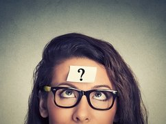 Een hypervigilante vrouw vraagt zich af of hypervigilantie hetzelfde is als hooggevoeligheid, daarom heeft ze een papiertje met een vraagteken op haar voorhoofd geplakt