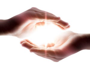 Twee handen doen de oefening om de aura te leren zien. Je ziet een stralend licht tussen twee handen. tussen je handen te voelen.