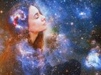 Een gezicht van een vrouw die haar pijn weg visualiseert tussen sterrennevels en sterrenstelsels