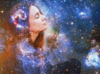 Een gezicht van een vrouw die haar blokkade weg visualiseert tussen sterrennevels en sterrenstelsels