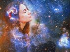 Een gezicht van een vrouw die pijn weg visualiseert, in een kosmos vol kleurige nevels en sterrenstelsels