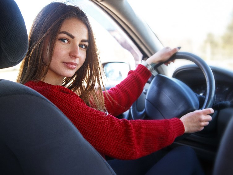 Een jonge vrouw heeft de oorzaak van rijangst aangepakt en zit zelfverzekerd in de auto