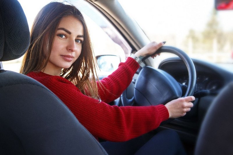Een jonge vrouw heeft de oorzaak van rijangst aangepakt en zit zelfverzekerd in de auto