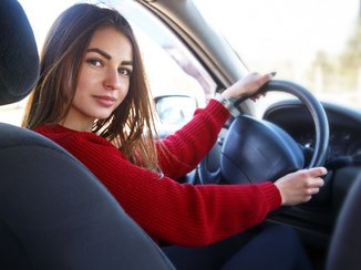 Een jonge vrouw moest haar angst overwinnen en heeft de oorzaak van rijangst opgelost en zit zelfverzekerd in de auto