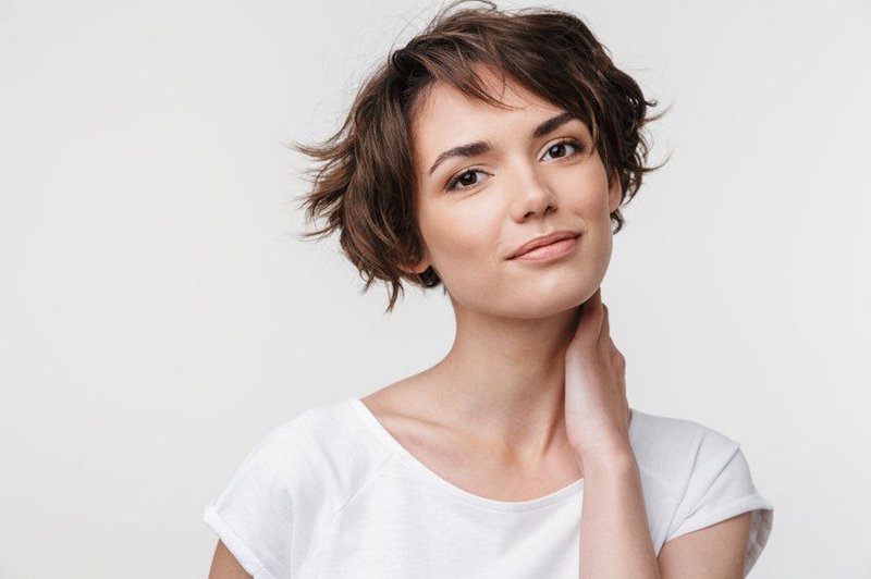 Vrouw die vroeger gepest werd kijkt onzeker