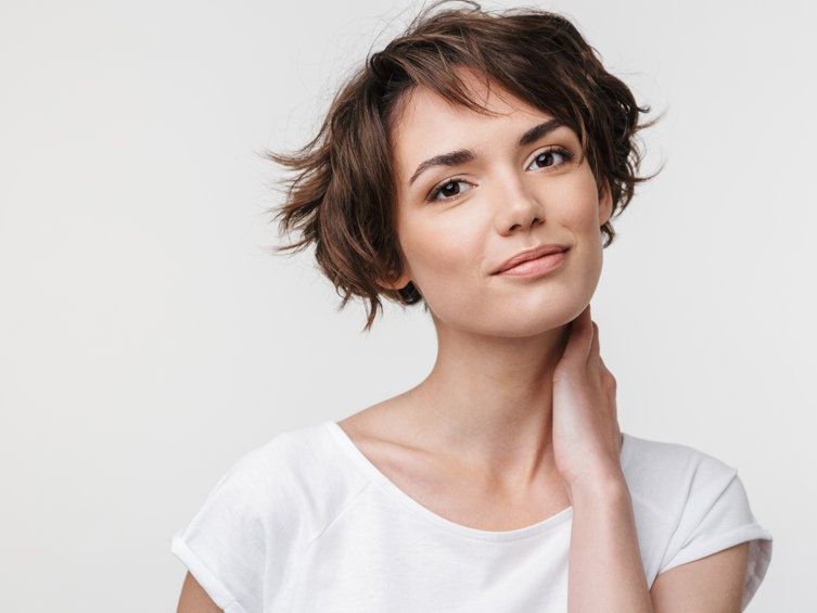 Vrouw die vroeger gepest werd kijkt onzeker