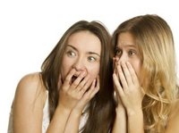 twee vrouwen gaan tegen hun goede voornemens in en kijken vol ongeloof en afwijzing, alsof ze iets zien wat absoluut niet hoort.