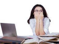 Angstige vrouw achter laptop, ze heeft examen angst