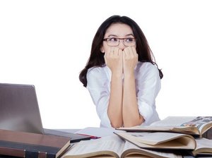 Angstige vrouw achter laptop, ze heeft examen angst