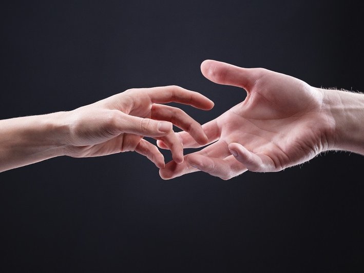 Een zwarte achtergrond met twee handen die elkaar loslaten, omdat het vertrouwen weg is na vreemdgaan. Of reiken ze juist naar elkaar omdat ze samen verder willen?