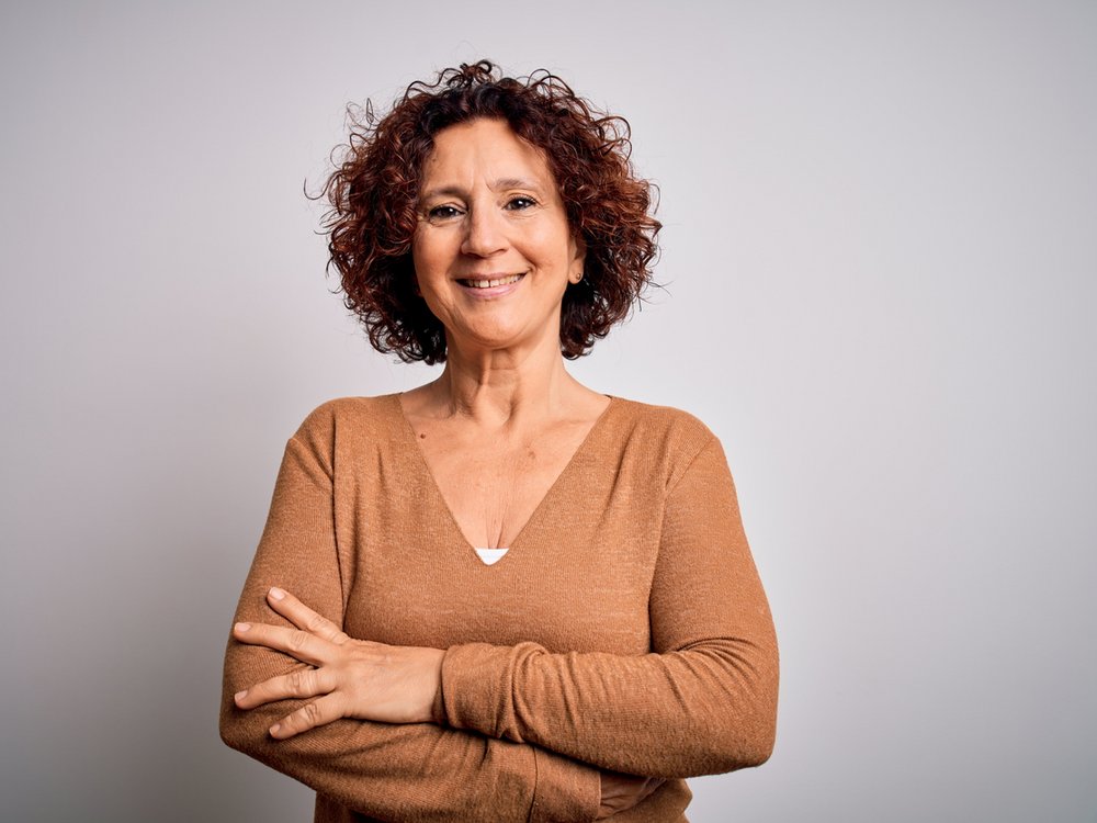 Een vrouw met verborgen hooggevoeligheid kijkt onzeker in de camera
