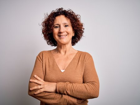 Een vrouw met verborgen hooggevoeligheid kijkt onzeker in de camera