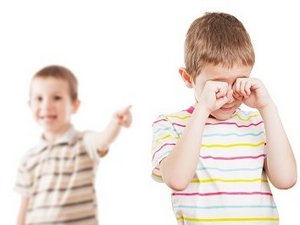 Een jongentje huilt omdat zijn broertje hem pest