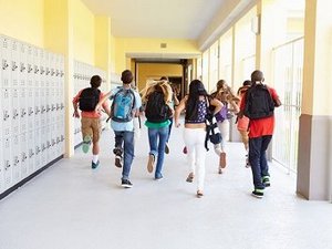 Hooggevoelige scholieren rennen door de gang van een middelbare school