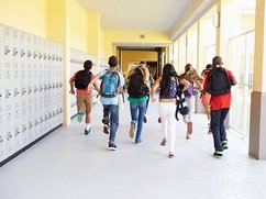 Hooggevoelige scholieren rennen door de gang van een middelbare school
