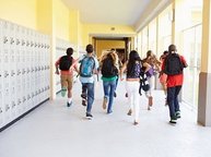 Hooggevoelige scholieren rennen door de gang van een school