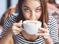 Hooggevoelige vrouw drinkt koffie