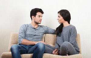 Een man met autisme praat met zijn vrouw