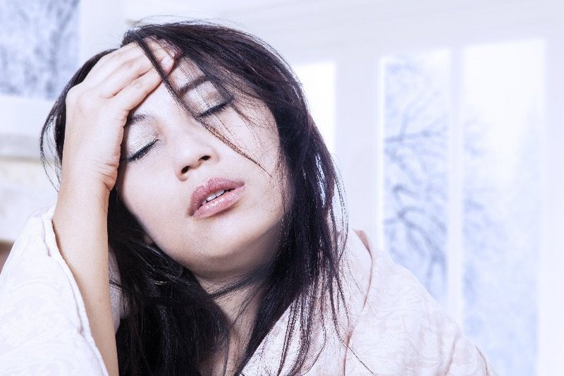 Hooggevoelige vrouw met vage klachten ziet er ziek en moe uit. 