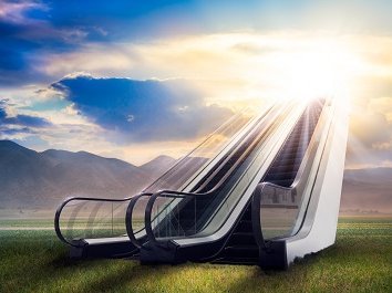 Er staat een roltrap in het gras, waarmee geesten naar het licht kunnen. Er staan geen geesten op de roltrap naar het licht.