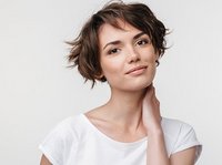 Een hooggevoelige vrouw die vroeger gepest werd kijkt onzeker