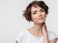 Een hooggevoelige vrouw die vroeger gepest werd kijkt onzeker