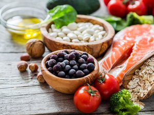Een plank met gezonde voedingsmiddelen