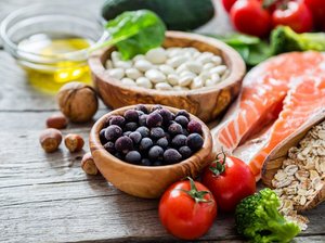 Een plank met gezonde voedingsmiddelen