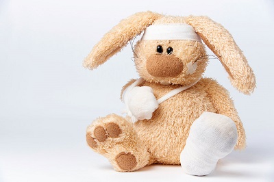 een knuffelkonijn met een jeugdtrauma, hij zit vol pleisters en verband